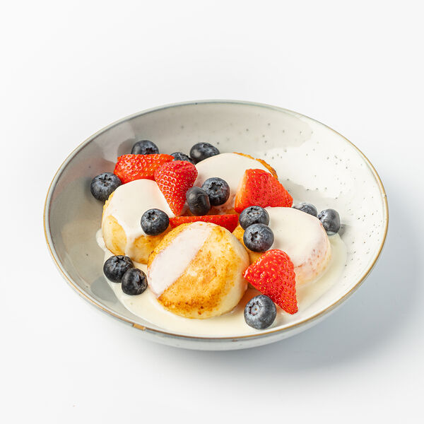 Сырники со свежими ягодами и сливочным соусом, 330 г