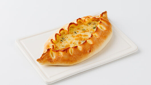 Лодочка с сыром, яйцом и зеленым луком