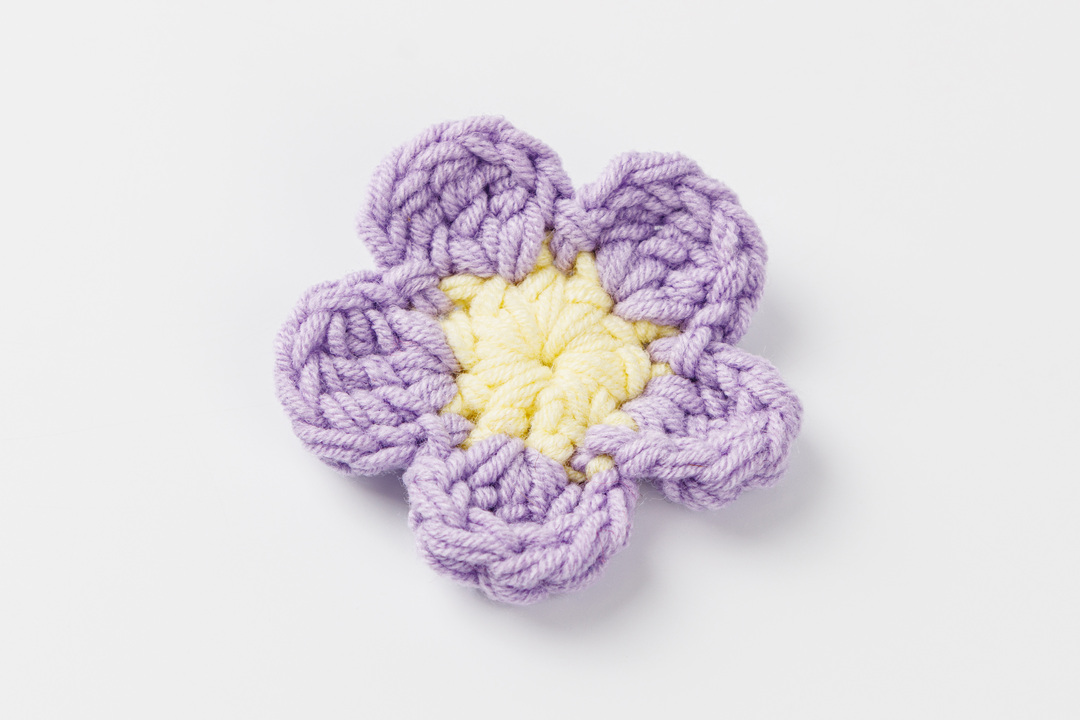 

Брошь вязаная "Цветок"