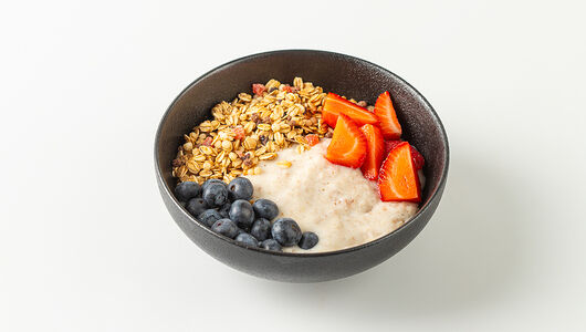 Злаковая каша Вкусвилл с гранолой и свежими ягодами