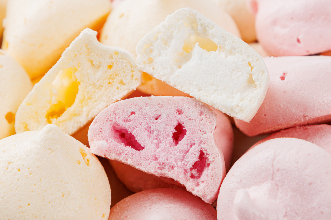 

Безе ассорти с кусочками ягод