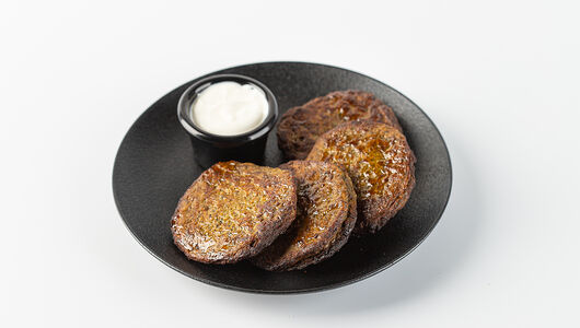 Печеночные оладьи со сметаной