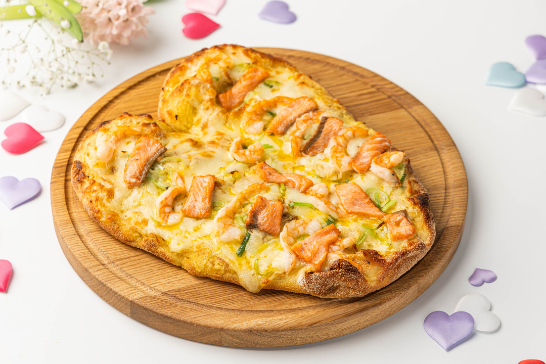 

Пицца римская с креветкой и форелью с соусом Манго (сердце), замороженная