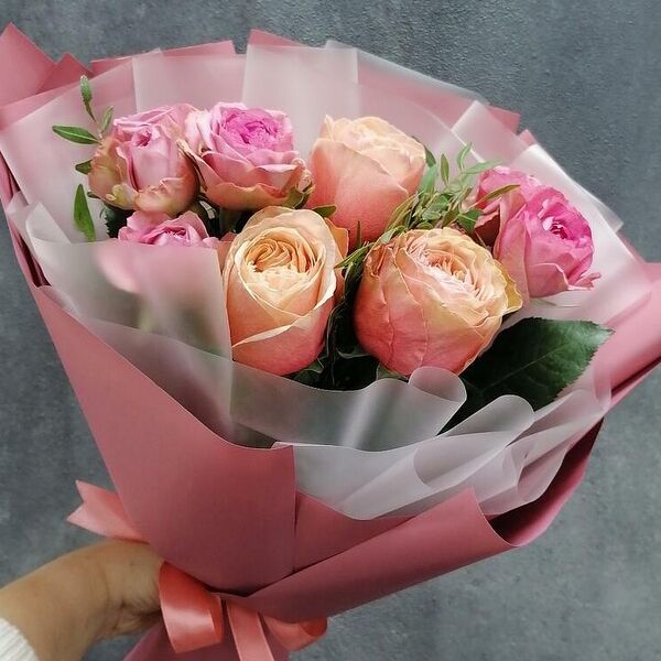 Chimes букет пионовидных роз с зеленью