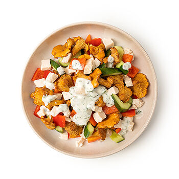 Салат с лисичками, филе цыпленка су-вид и йогуртовым соусом от бренд-шефа Россия