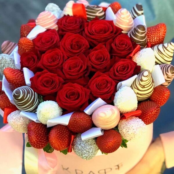 Бокс в подарок с розами и клубникой в шоколаде Версаль М