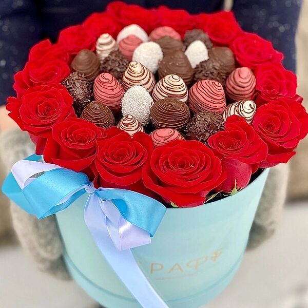 Бокс L с розами и клубникой с шоколаде, цветы, подарок