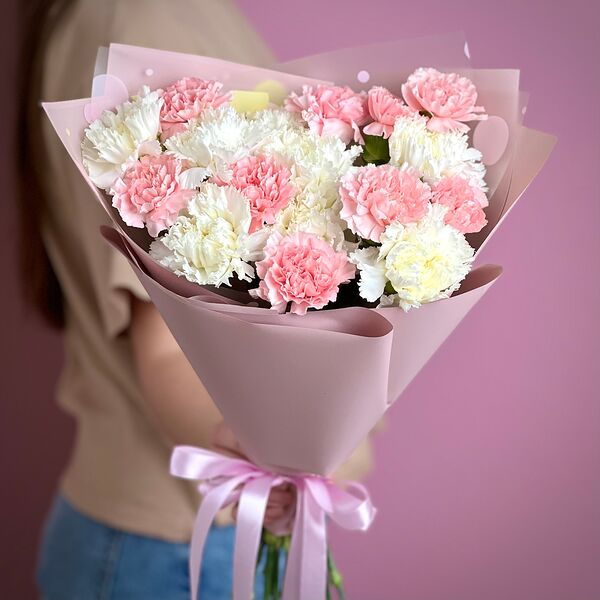 Букет из 17 розовых и белых гвоздик