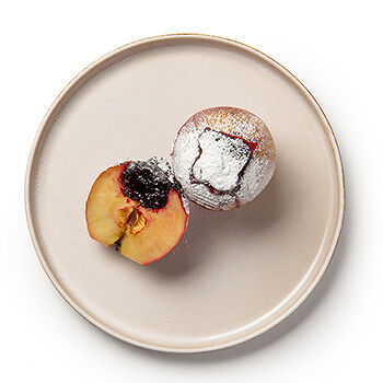 Яблоко печеное с черной смородиной