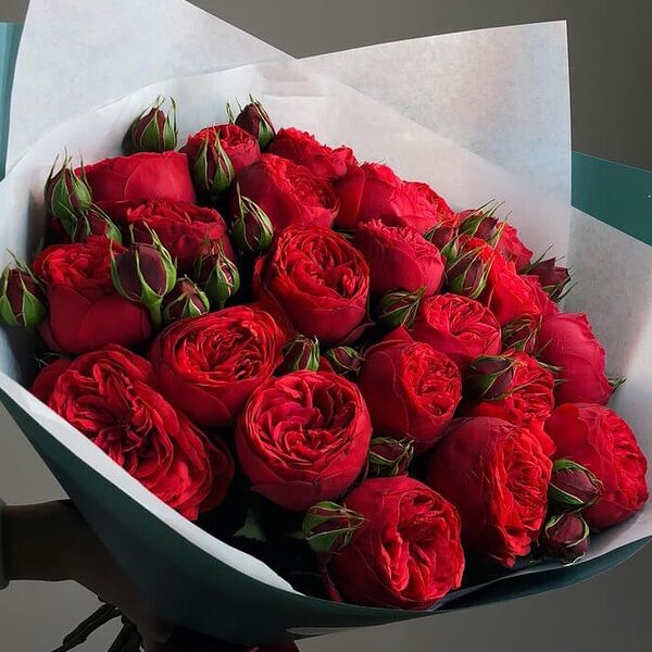 Букет из красных пионовидных роз