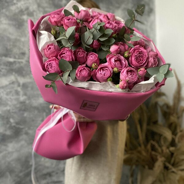 Букет из пионовидных кустовых роз