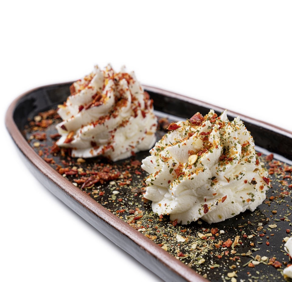 

Набор мягких сыров Racconto Швейцарский газон из козьего молока натуральный и в обсыпке из трав, м.д.ж. 50% 100 г