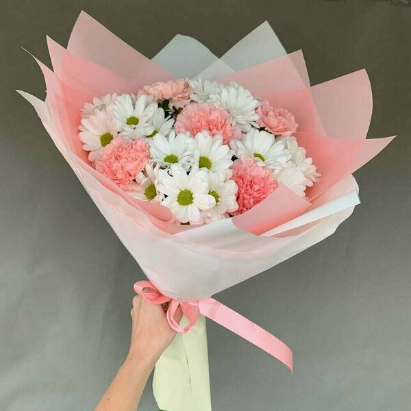 Букет из нежно-розовых диантусов и ромашковой хризантемы в стильном дизайнерском оформлении.