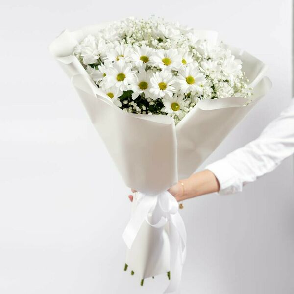 Букет из хризантем и гипсофилы