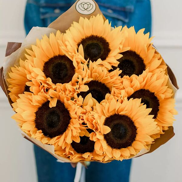Букет из 9 подсолнухов в упаковке