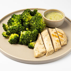 Стейк из куриного филе на гриле с брокколи на пару