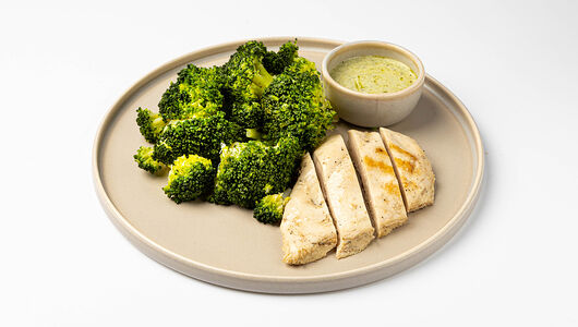 Стейк из куриного филе на гриле с брокколи на пару