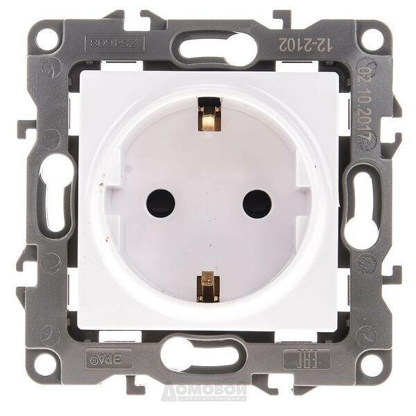 Розетка ЭРА 12 одинарная с заземлением со шторками белая
