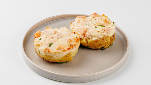 Картофель запеченный с ветчиной куриной под сыром