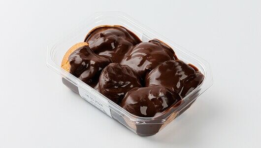 Профитроли с начинкой в шоколадном соусе