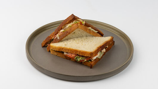 Сэндвич с курицей, творожным сыром и соусом песто 160г