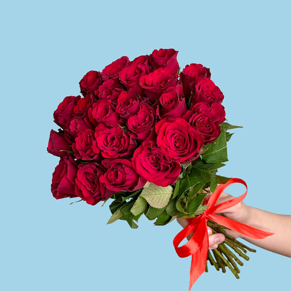 Букет цветов из 25 красных роз 40 см МП лента