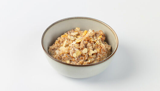 Гречневая каша с печеными яблоками, карамелью и миндальными лепестками 290г