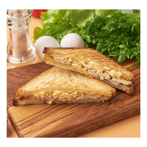 Сендвич с запечённой куриной грудкой и яичным скрамблом