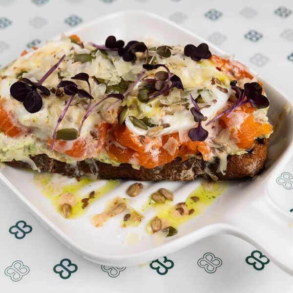 С лососем, сливочным сыром и яйцом пашот