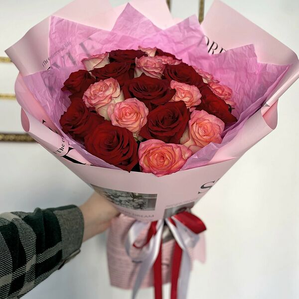 Потрясающий микс из 21 красной и розовой роз
