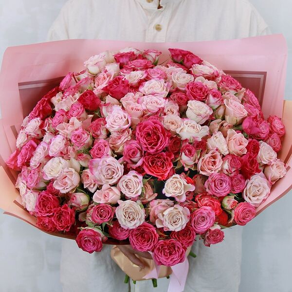 Букет из 51 кустовой розы нежный микс Кения в стильной упаковке