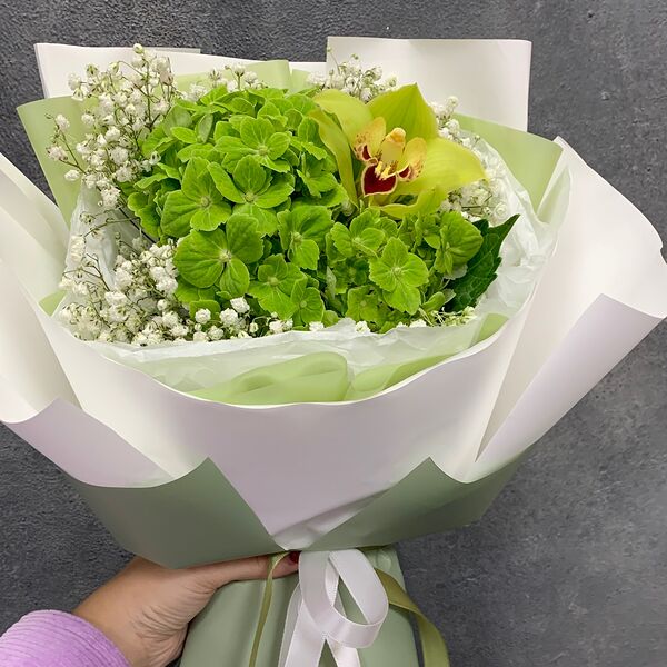 Лаймовый букет из гортензии, гипсофилы и орхидеи