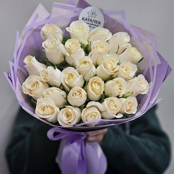 25 кремовых роз