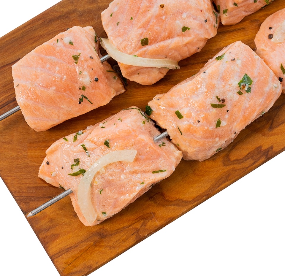 

Шашлык от "Азбуки Вкуса" из лосося атлантического (сёмги) в лимонном маринаде с оливковым маслом и чесноком, Россия