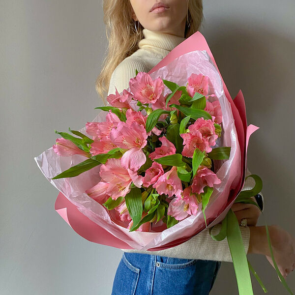 Моно из розовых альстромерий