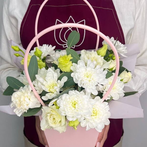 Букет из цветов, авторский букет из хризантем, роз и эустом Шарм в розовой сумочке
