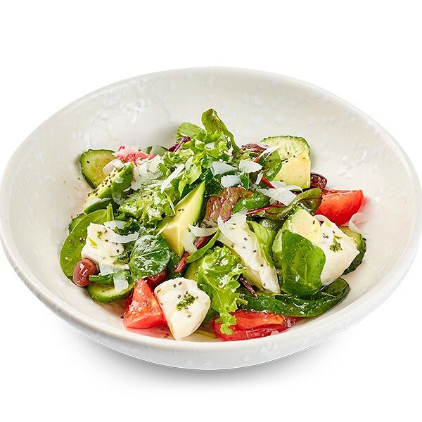 Зеленый салат с авокадо и моцареллой