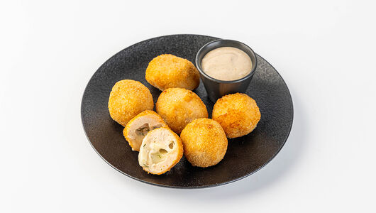 Большая порция куриных шариков Вкусвилл с пряным соусом Цезарь