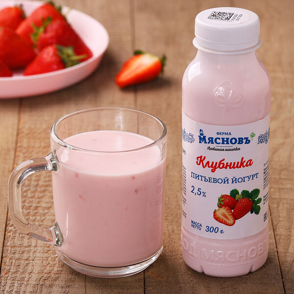 Йогурт питьевой с клубникой 2,5% МясновЪ Ферма 300 г