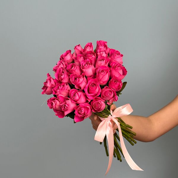 Букет цветов из 25 розовых роз 40 см МП лента