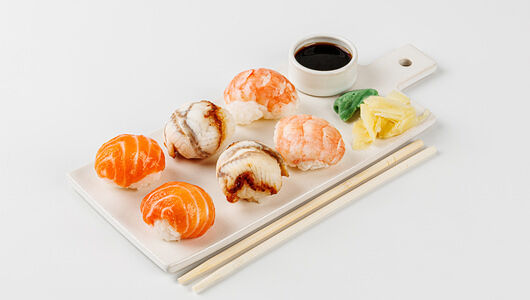 Суши-боллы с лососем, креветкой и угрем