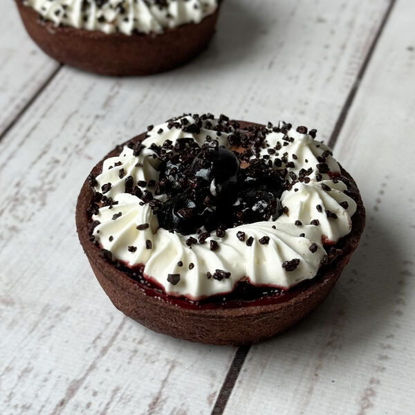 Тарталетка шоколадная с вишней