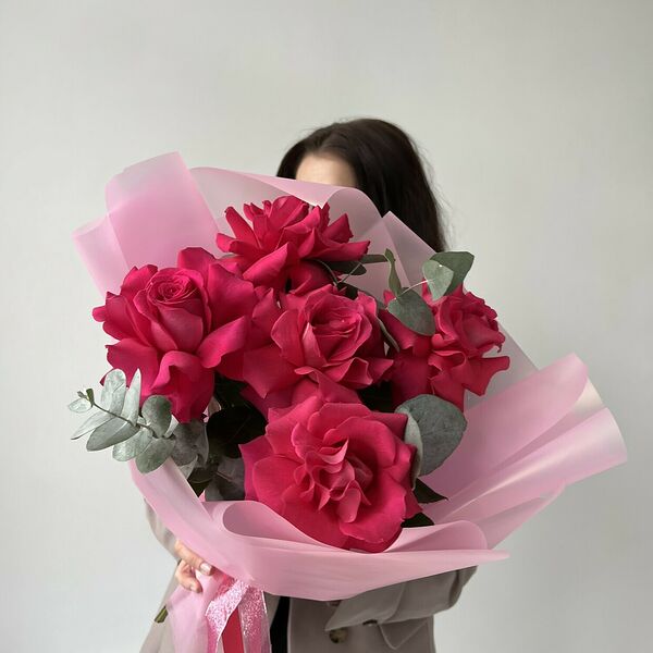 Букет из ярко-розовых французских роз