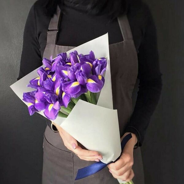 Букет из 11 ирисов в оформлении
