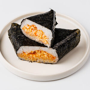 Онигири "Крабовый" в соусе "Спайси"