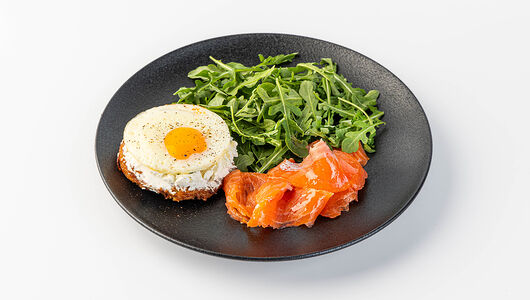 Драник с лососем и яйцом