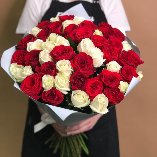 Букет из красных и белых роз 51 шт. (50 см)