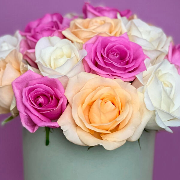 Нежный микс из роз в шляпной коробке XS