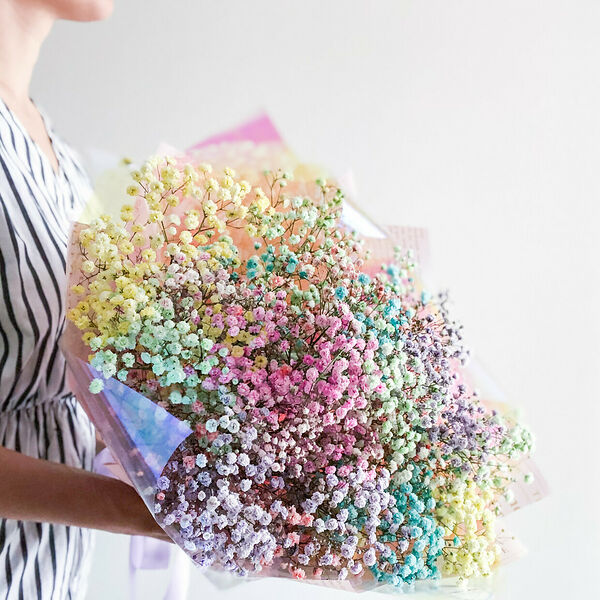 Яркий букет из гипсофилы