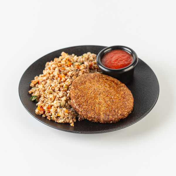 Гречка с котлетой немясо и томатным соусом